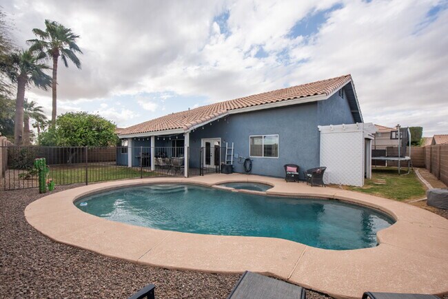 Building Photo - Spacious 3-Bedroom Oasis with Pool in Yuma...