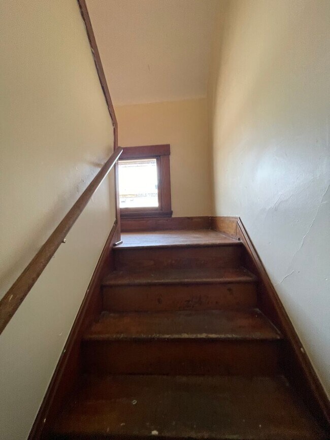 Building Photo - Large Brick 7 bedroom home. email Amber@os...