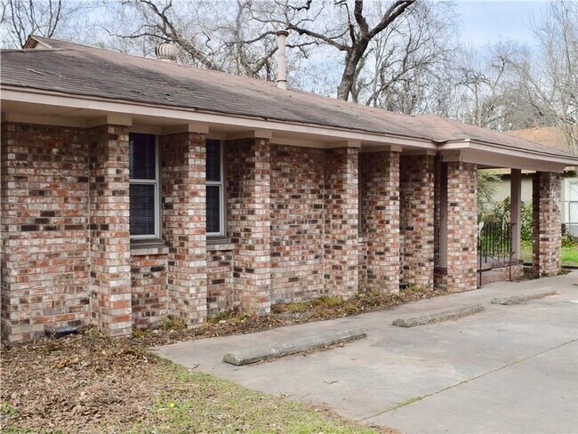 Building Photo - 4 bedroom 2 bath