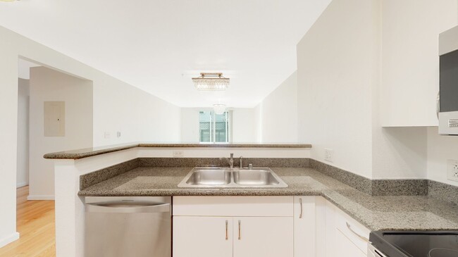 Building Photo - 2 bedroom 2 bathroom condo