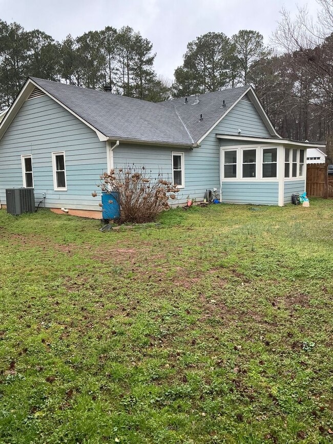 Building Photo - 2/2