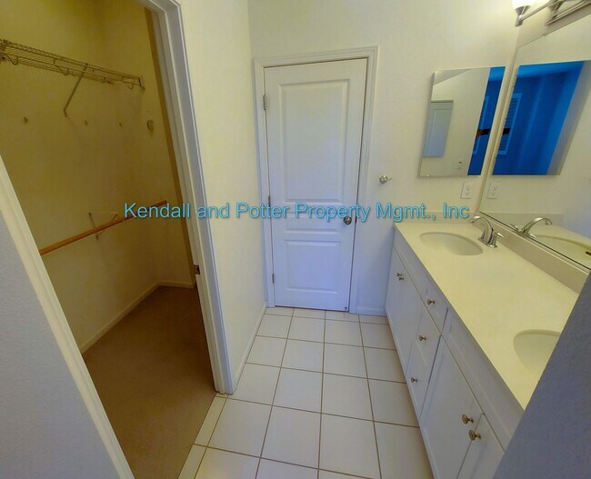 Building Photo - Immaculate 4 Bedroom, 3.5 Bath Townhome in Desirable Scotts Valley