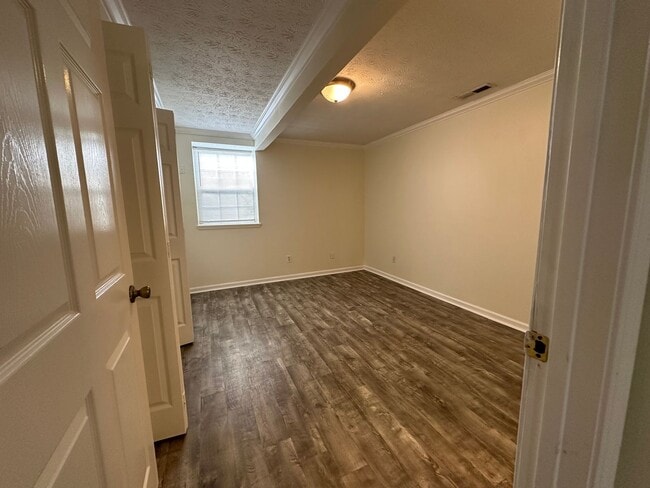 Building Photo - Freshly Updated 4 Bedroom Lower-Level Unit in Oak Ridge – Spacious & Move-In Ready