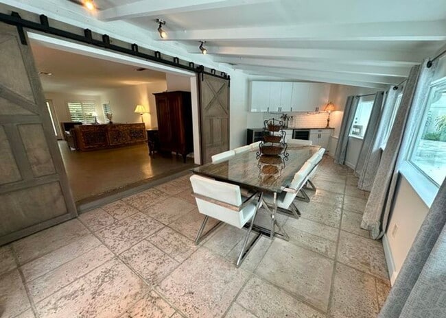 Building Photo - 212 Kings Lynn