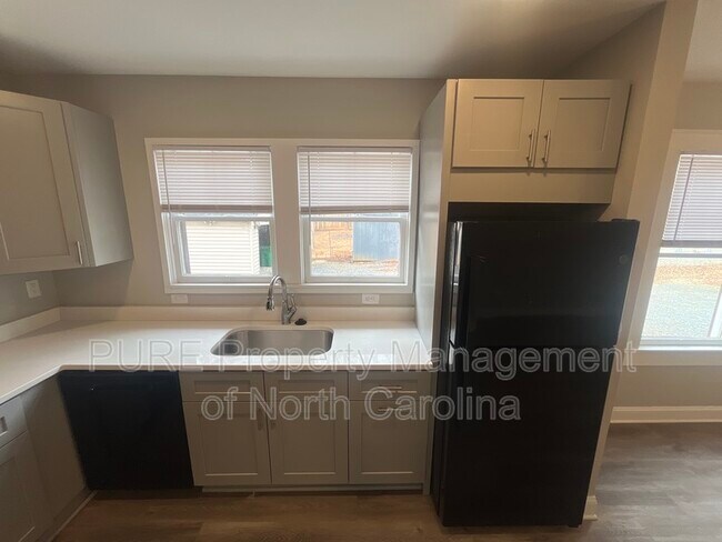 Building Photo - 3355 E Ridge Rd