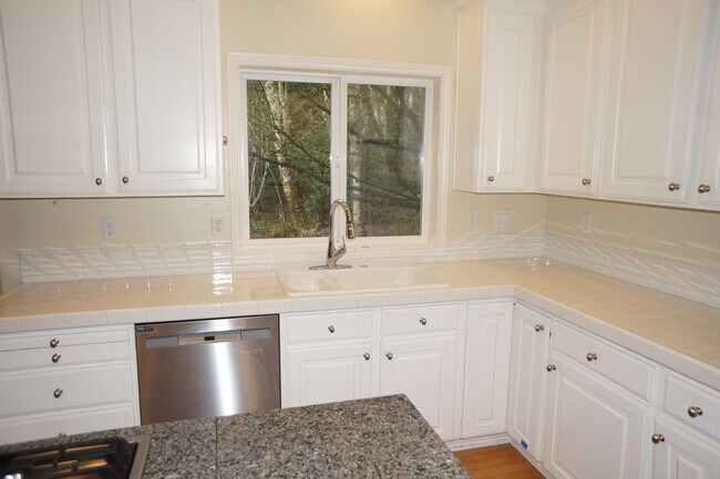 Building Photo - NW Portland Forest Heights Beauty. Flat backyard!