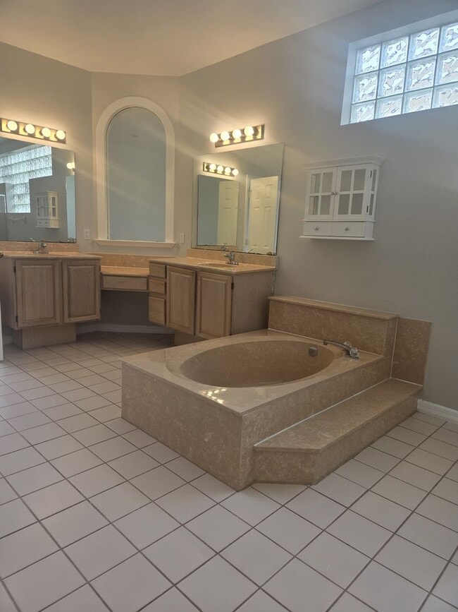 Building Photo - Deerfield - Spacious Home