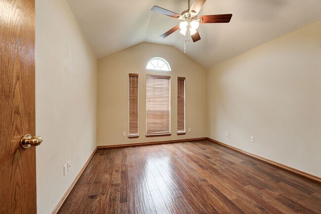 Building Photo - Amazing 4BD/3BTH home with a 3 car garage ...