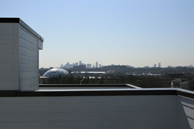 Building Photo - Youngs Lane Luxury Townhome
