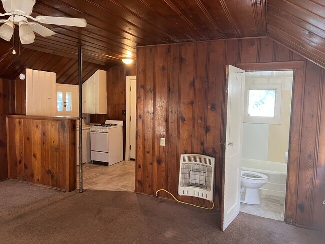 Building Photo - Studio Garage Apartment with Water/Trash/G...