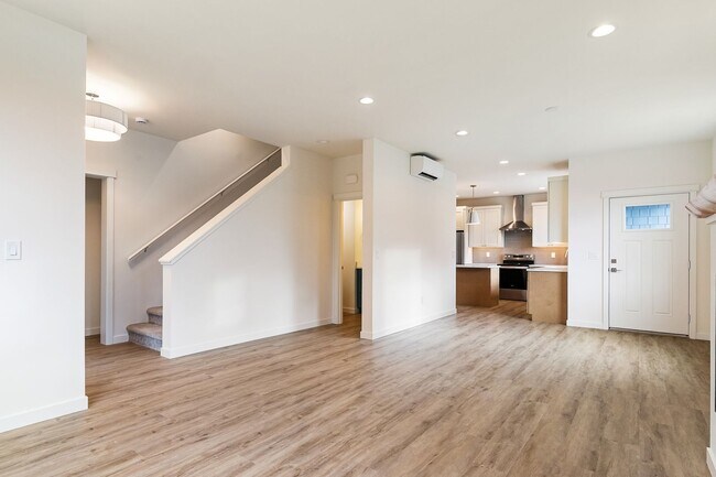 Building Photo - Halleck Townhomes Triplex