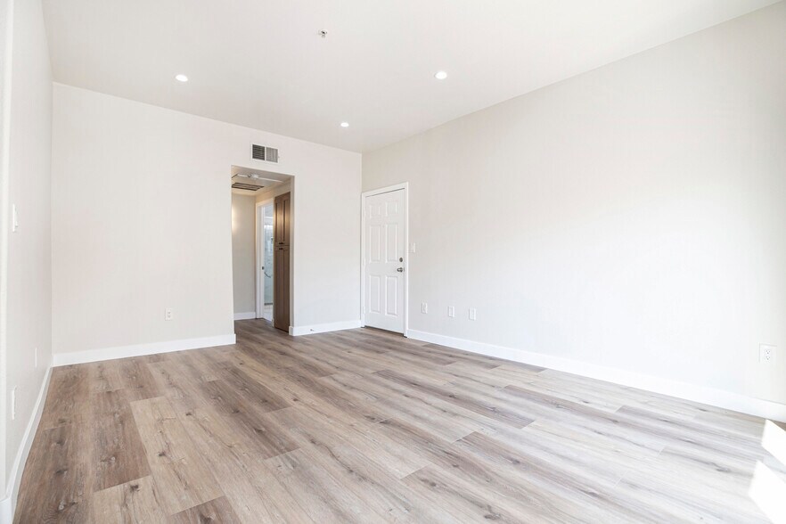 Building Photo - 300 E Providencia Ave