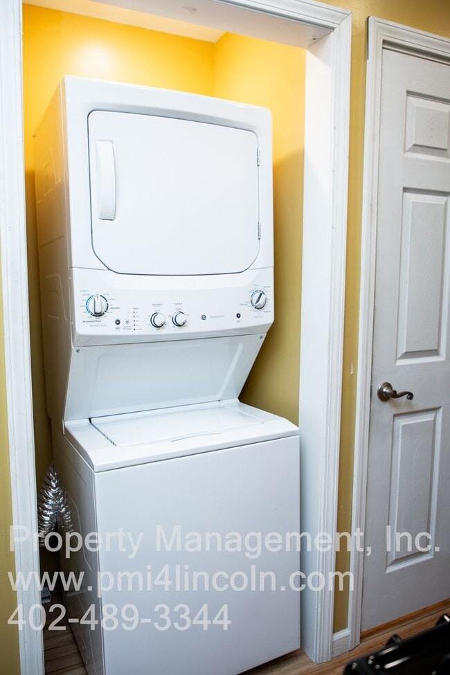 Building Photo - Remodeled, Furnished 1 Bedroom Apartment Available Now!