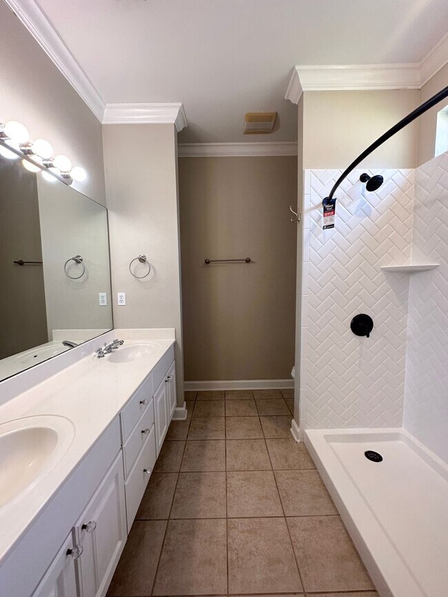 Building Photo - Beautifully Updated 3 Bedroom Home in Dest...