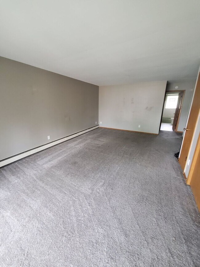 Interior Photo - 7343 N Teutonia Ave - 16 Unit