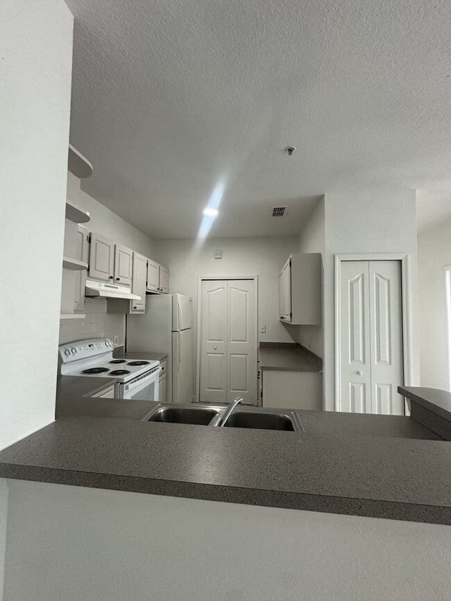 Building Photo - Beautifully Renovated 4 Bed / 2 Bath Condo in Visconti West Condominium- Water View