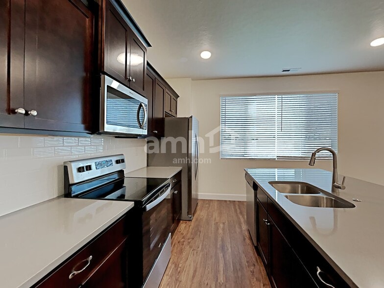 Building Photo - 884 N Garnet Creek Ave