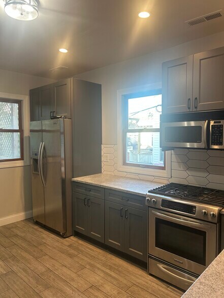 Kitchen - 1952 W Henderson St