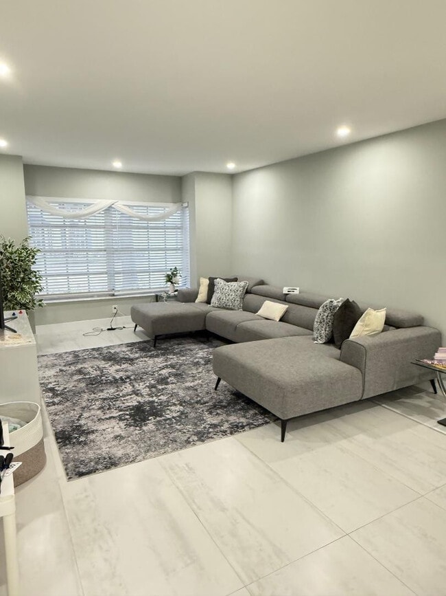 Building Photo - 2191 NE 68th St