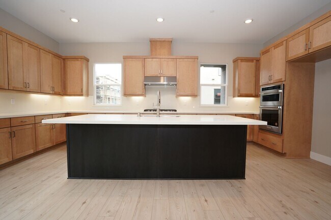 Building Photo - New Construction End Unit Luxury Townhome in Central Sunnyvale Location!
