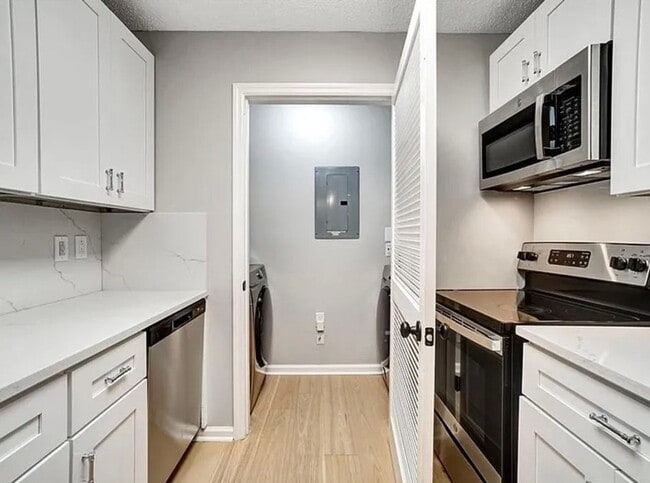Building Photo - Get $500 OFF Luxury Renovated 1BR!!! — Move In by 12/21