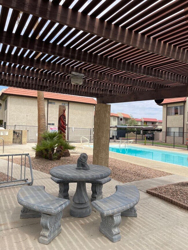 Building Photo - Move in ready condo, ground floor and includes utilities.