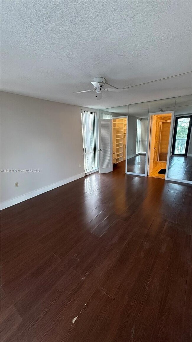 Building Photo - 9800 W Bay Harbor Dr