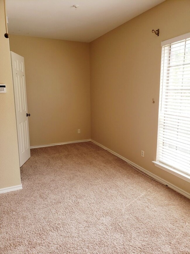 Building Photo - 2 Bedroom, 2 Bath Condo
