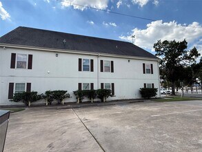 Building Photo - 304 Dell Ct