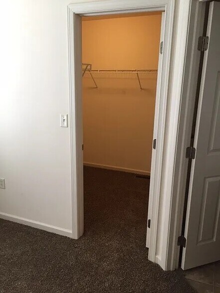 Building Photo - 421 Maywood Ct