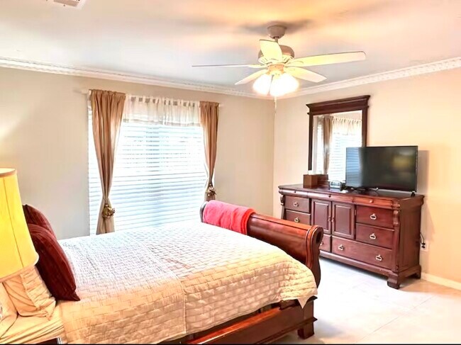 Building Photo - 11418 Chevy Chase Dr