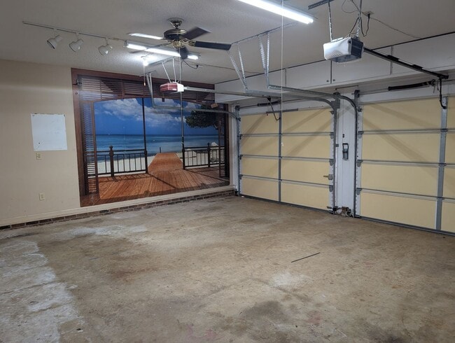 Building Photo - Beautiful home located on a cul-de-sac  in...
