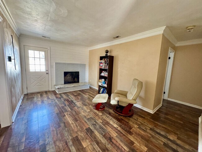 Building Photo - 3 bed/2 bath home on large corner lot