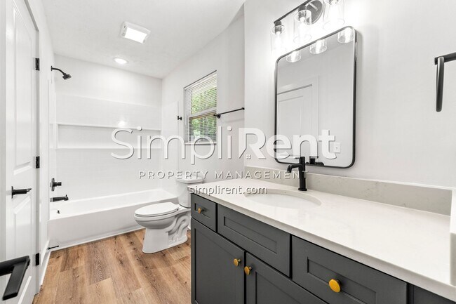 Building Photo - Newly Renovated 4/2.5 Home For Rent / First Month Free!