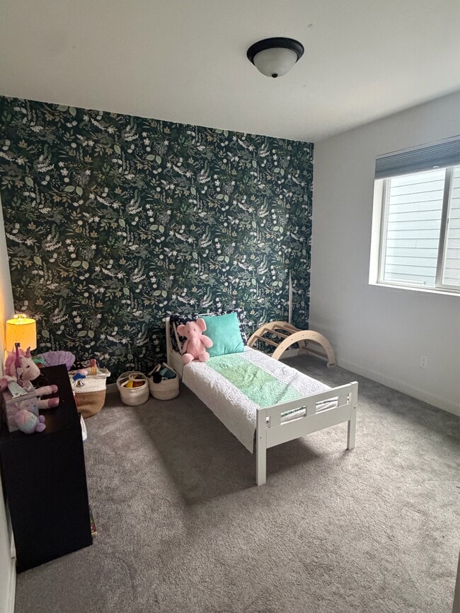 Building Photo - 995 NE Wildwood Dr