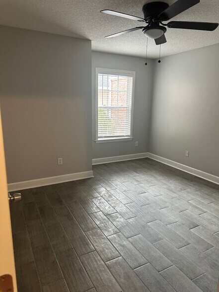 Building Photo - 104 Camellia Ct