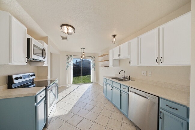 Building Photo - Beautiful 2-Story 4BR in 78254 | Near Alamo Ranch, Shopping & 1604