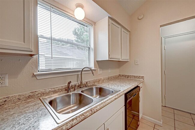 Building Photo - 17435 Glenmorris Dr
