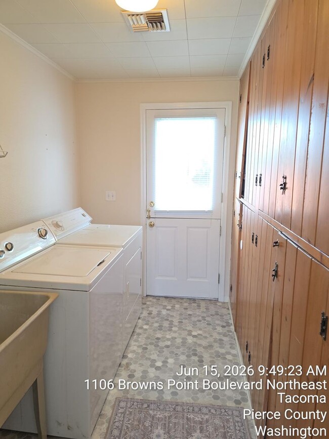 Building Photo - Tacoma views retro 3 bed 2 bath home, available now!