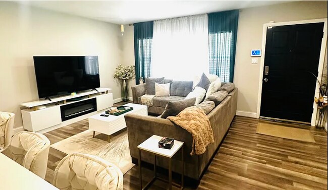 Building Photo - 1204 E Lambright St