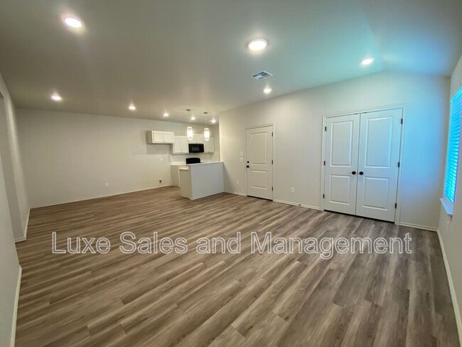Building Photo - 8000 NW 110th Dr