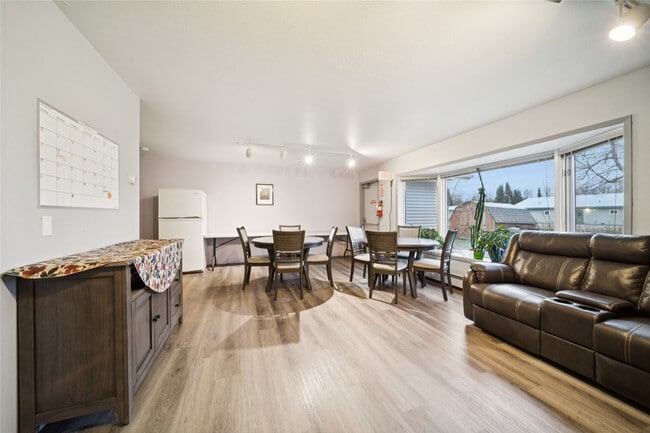 Building Photo - 131 Shady Ln