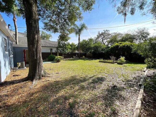 Building Photo - 626 Bryn Mawr St