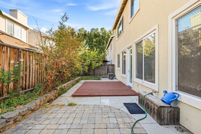 Building Photo - Beautiful single 4 Bed, 2.5 Bath Family Home in Quiet Neighborhood!