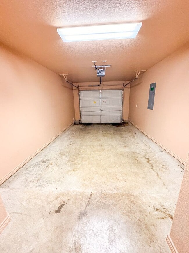 Building Photo - 511 Karey Dr