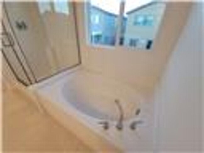 Building Photo - Beautiful 4 bedroom House