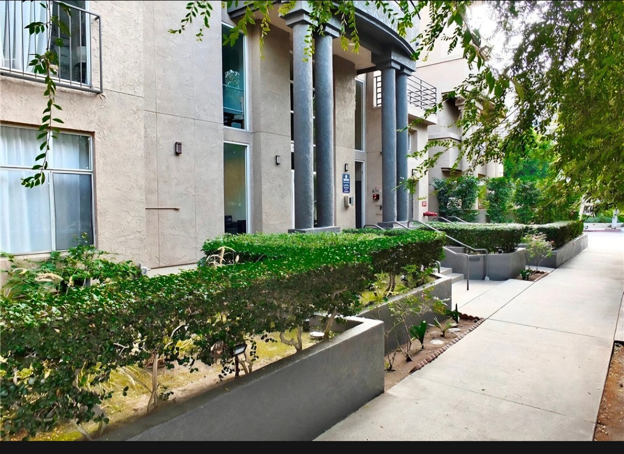 Building Photo - 640 W 4th St