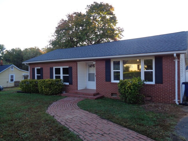 Building Photo - House Between Winston Salem & Walkertown O...