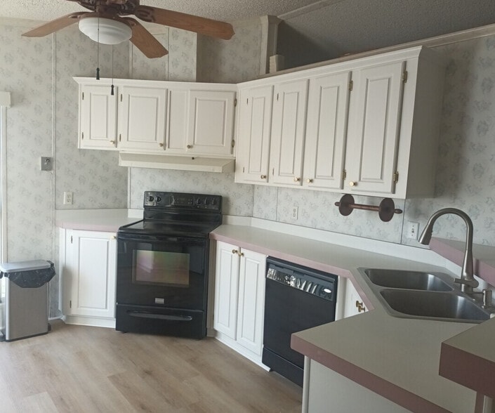 Building Photo - 841 W Colonial Cir