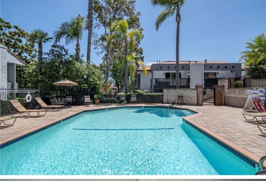 Building Photo - 2323 Huntington St